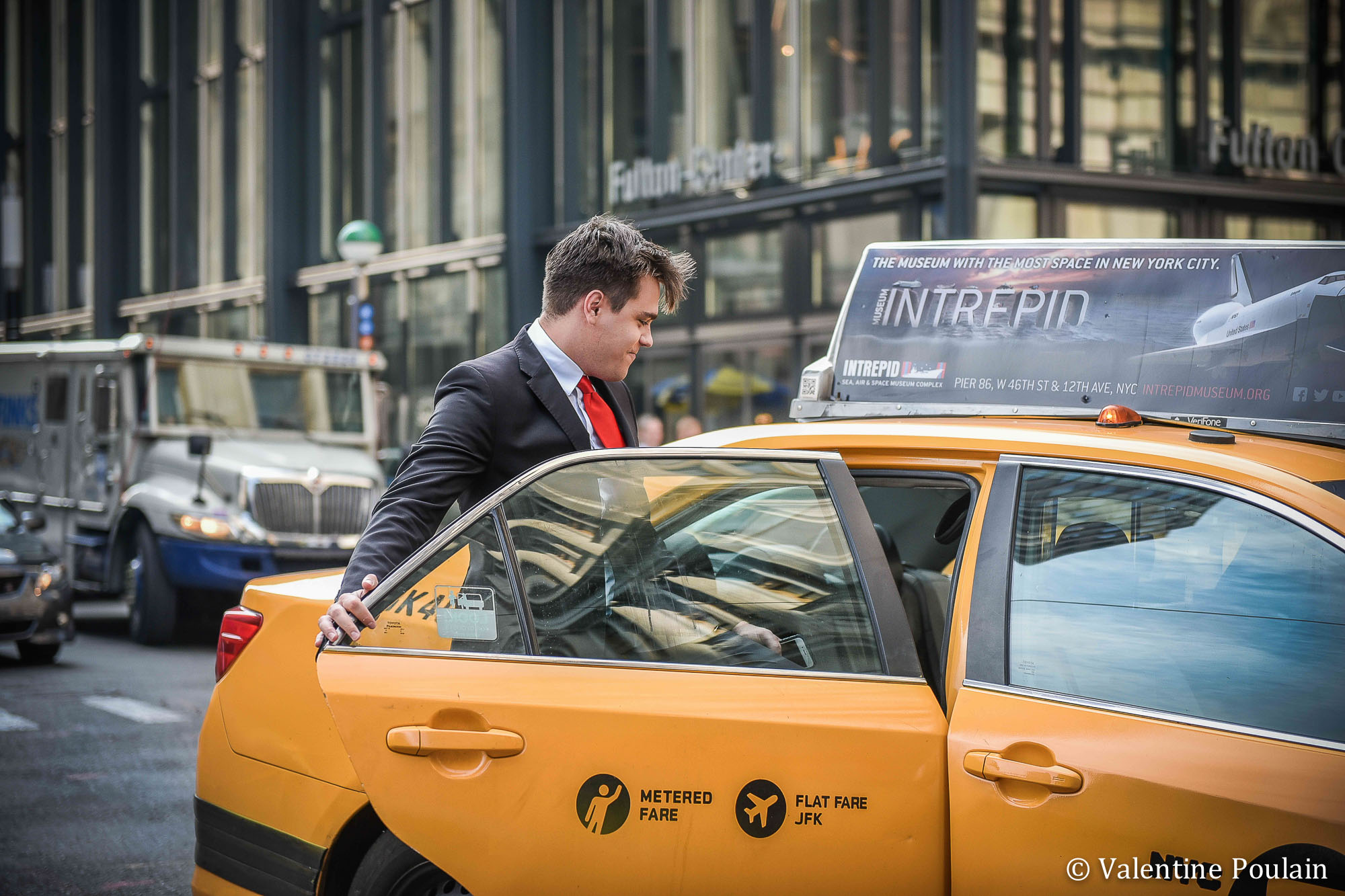 New-York Taxi jaune businessman - Valentine Poulain