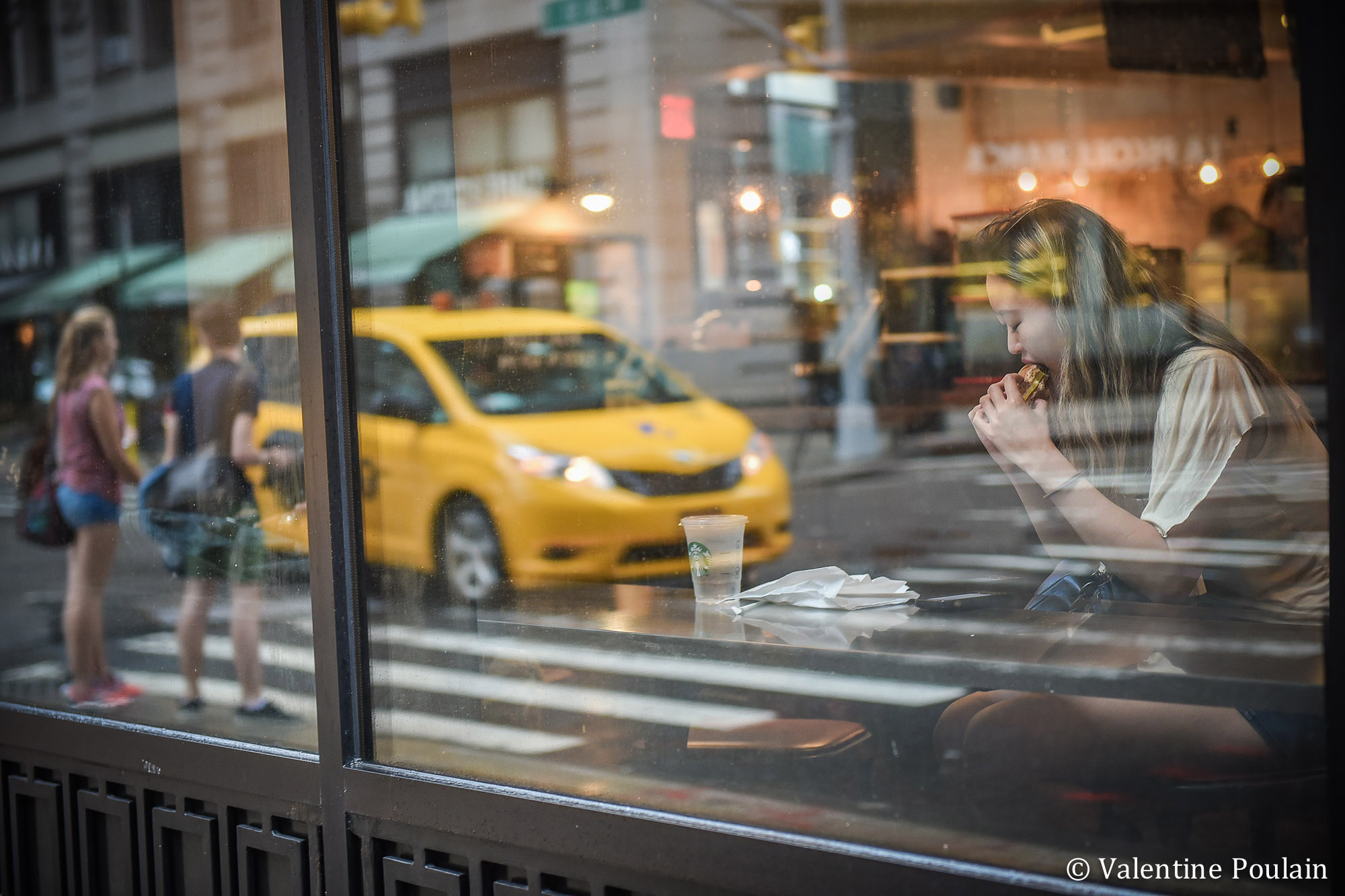 New-York street photography taxi hamburger - Valentine Poulain