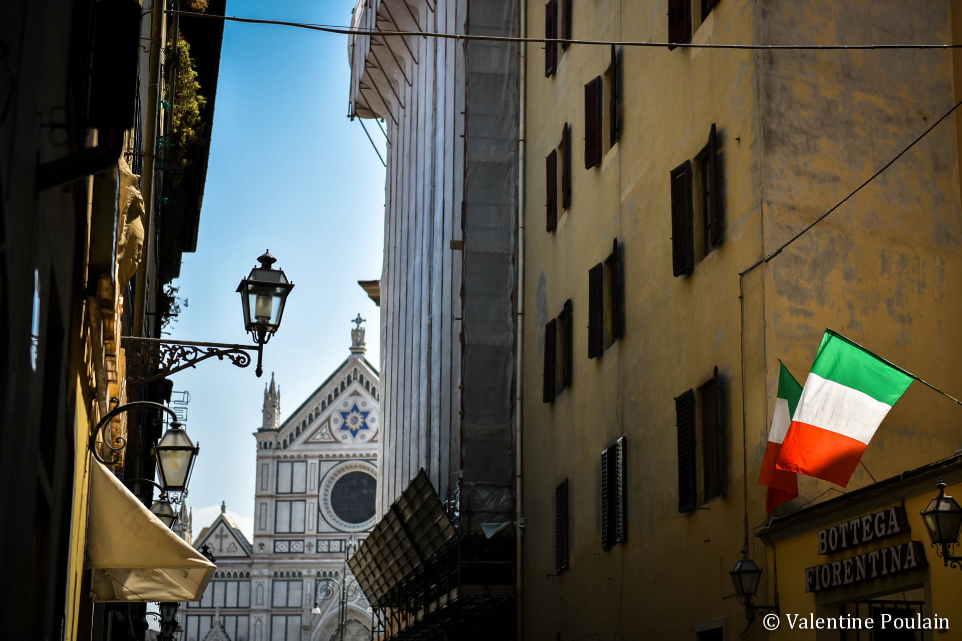 Toscane rue drapeau italien - Valentine Poulain