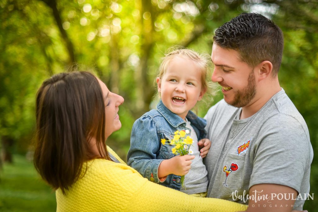 Famille sourires jaune couleurs