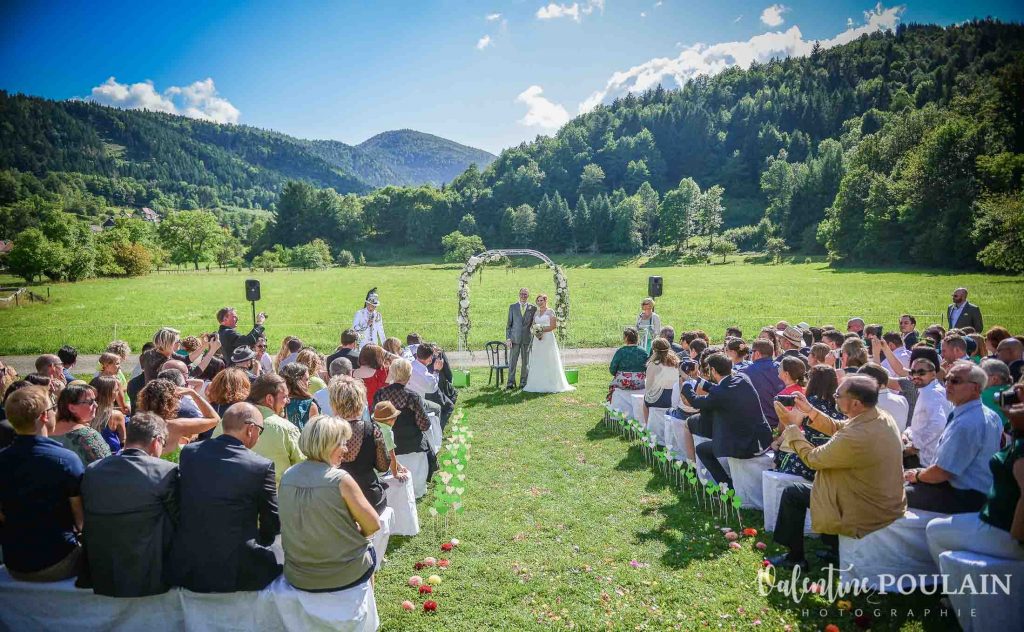 Mariage nature vert flashy cérémonie laïque 