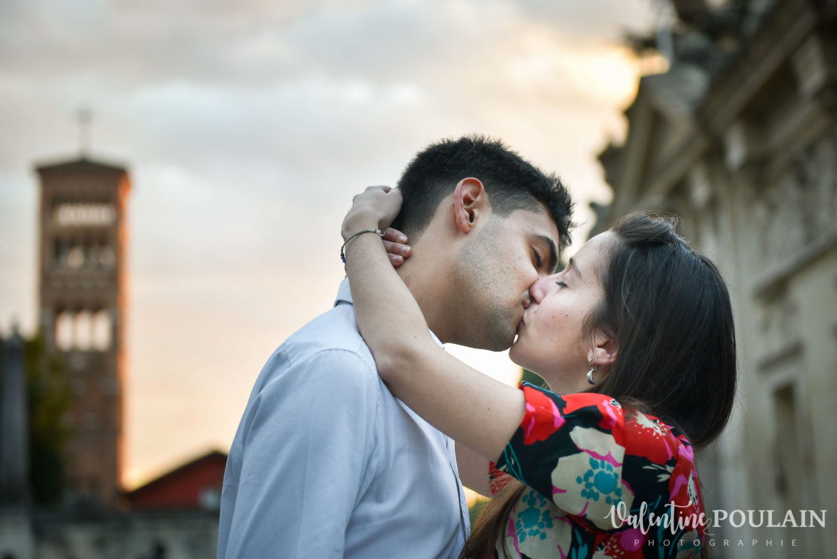 Shooting couple demande mariage Rome embrasser