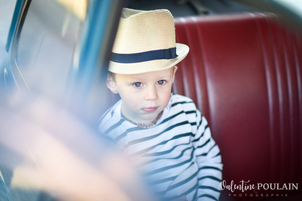 Portrait de Famille en voiture ancienne | Valentine Poulain Photographie