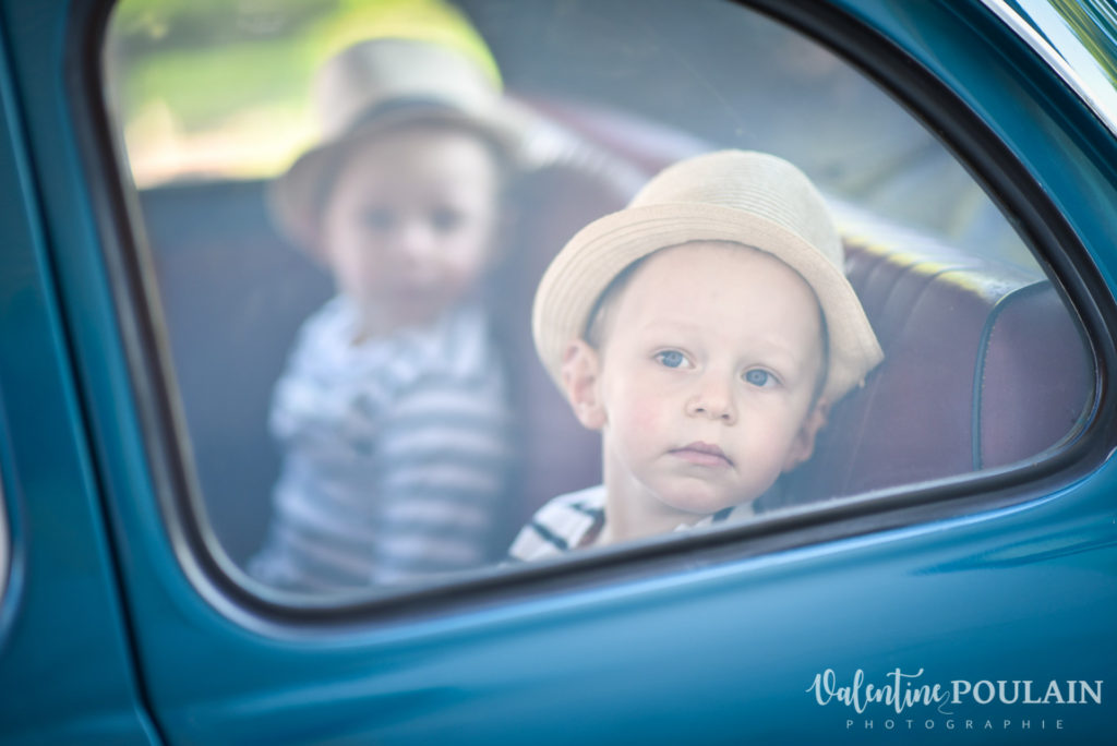 Portrait de Famille en voiture ancienne | Valentine Poulain Photographie