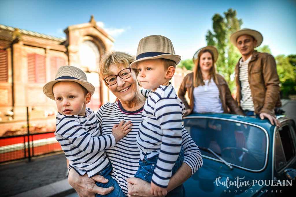 Portrait de Famille en voiture ancienne | Valentine Poulain Photographie