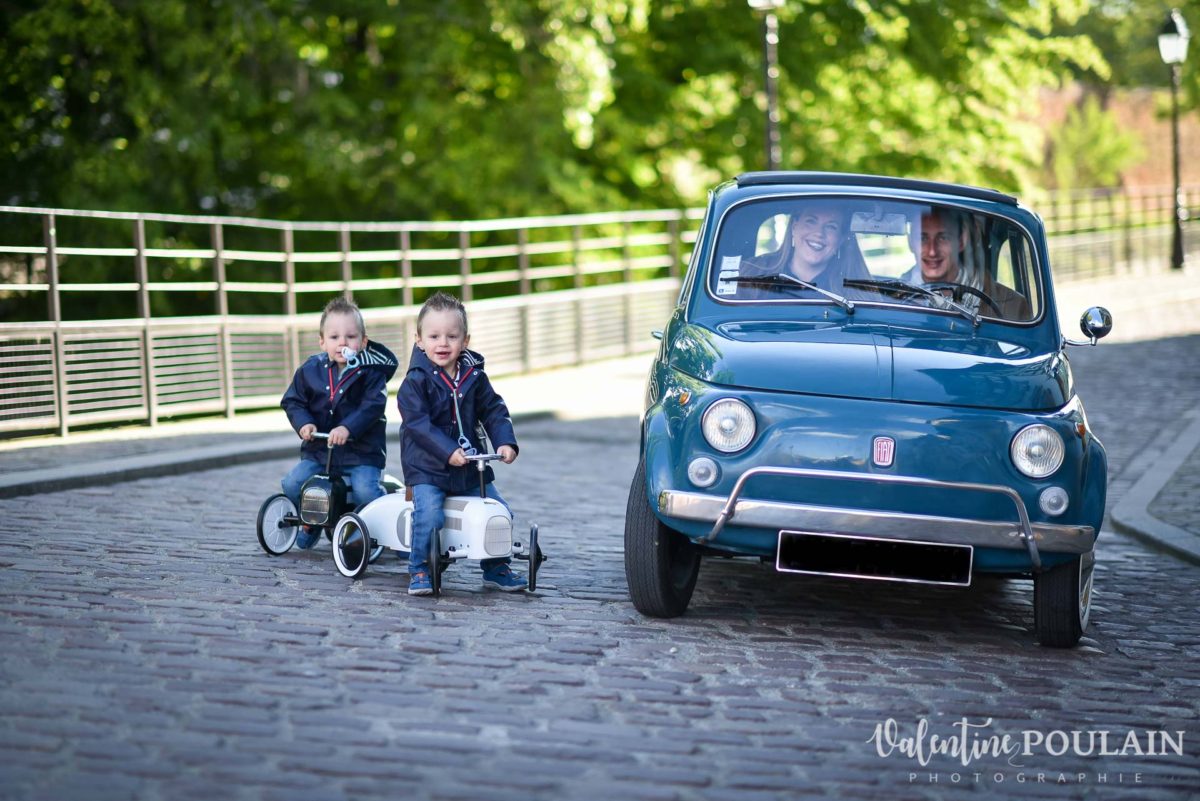Shooting famille voiture ancienne fiat 500 course