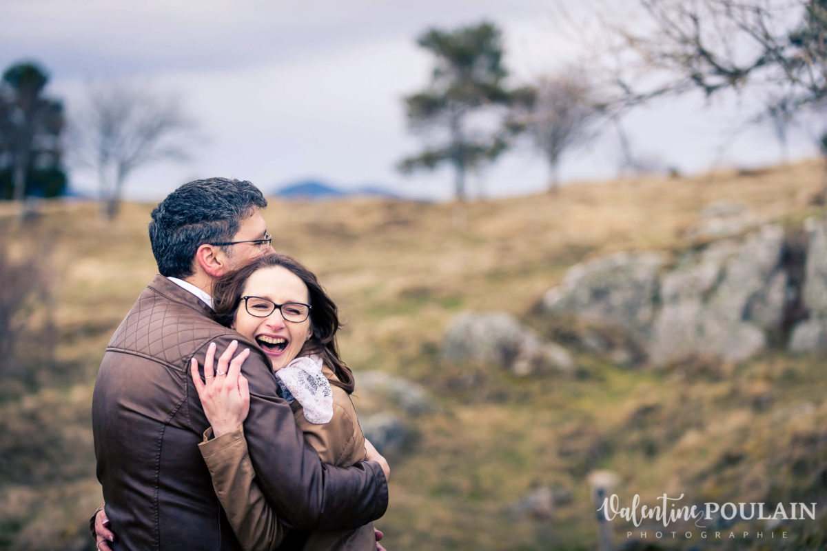 Shooting save the date montagne - Valentine Poulain rire
