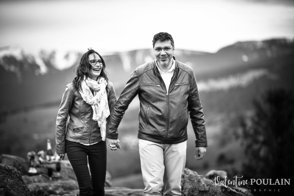 Shooting save the date montagne - Valentine Poulain rires