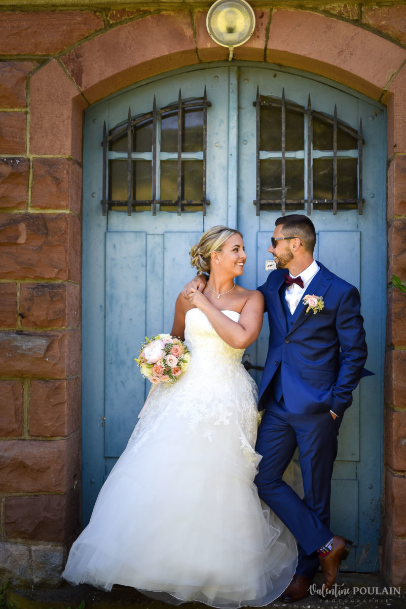 Mariage fun Petit Wettolsheim - Valentine Poulain porte bleue