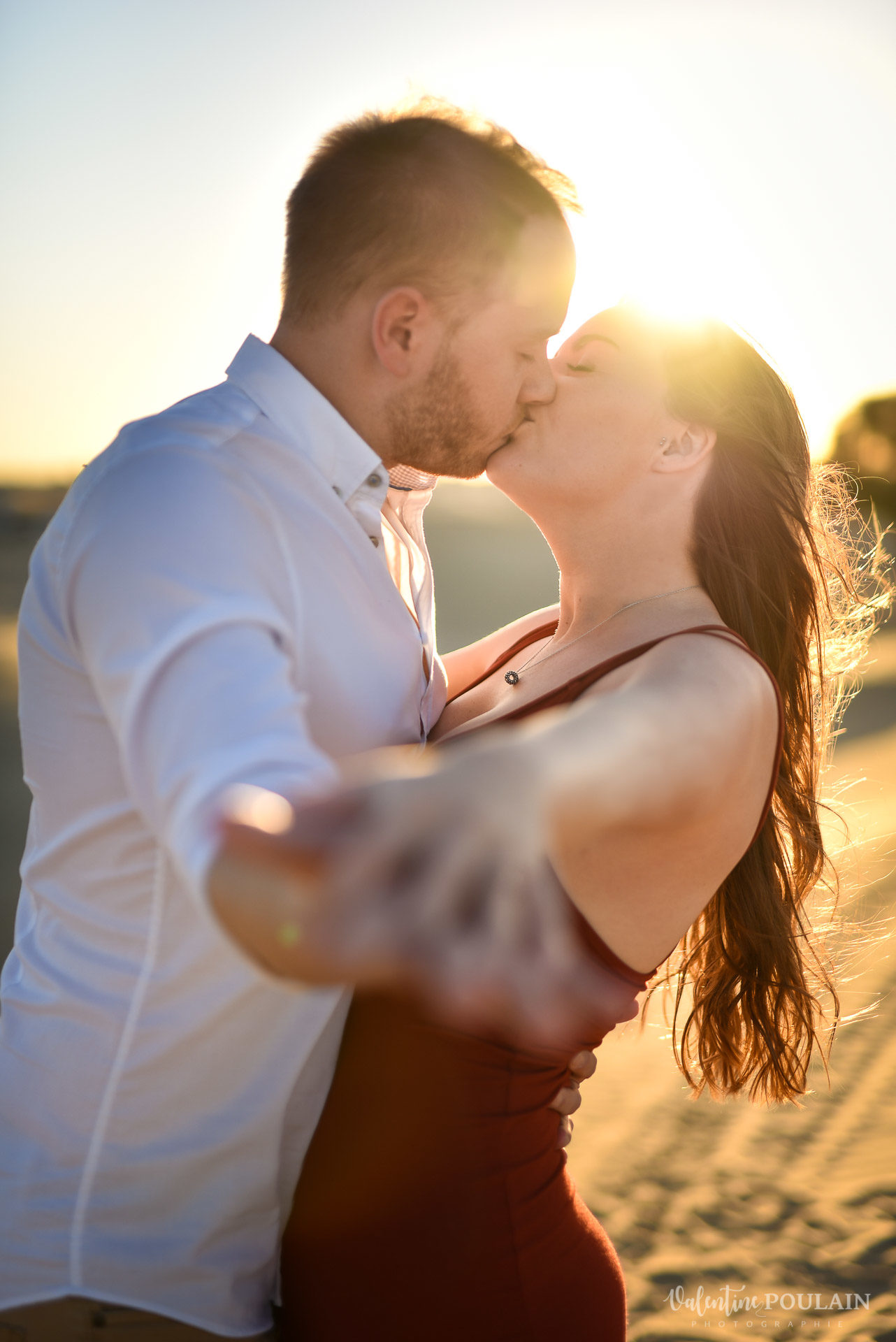 Demande en mariage Désert Dubaï - Valentine Poulain baiser