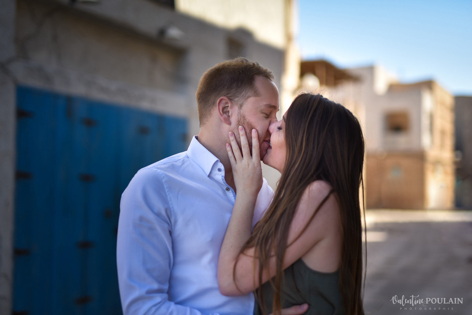 Demande en mariage Désert Dubaï - Valentine Poulain baiser
