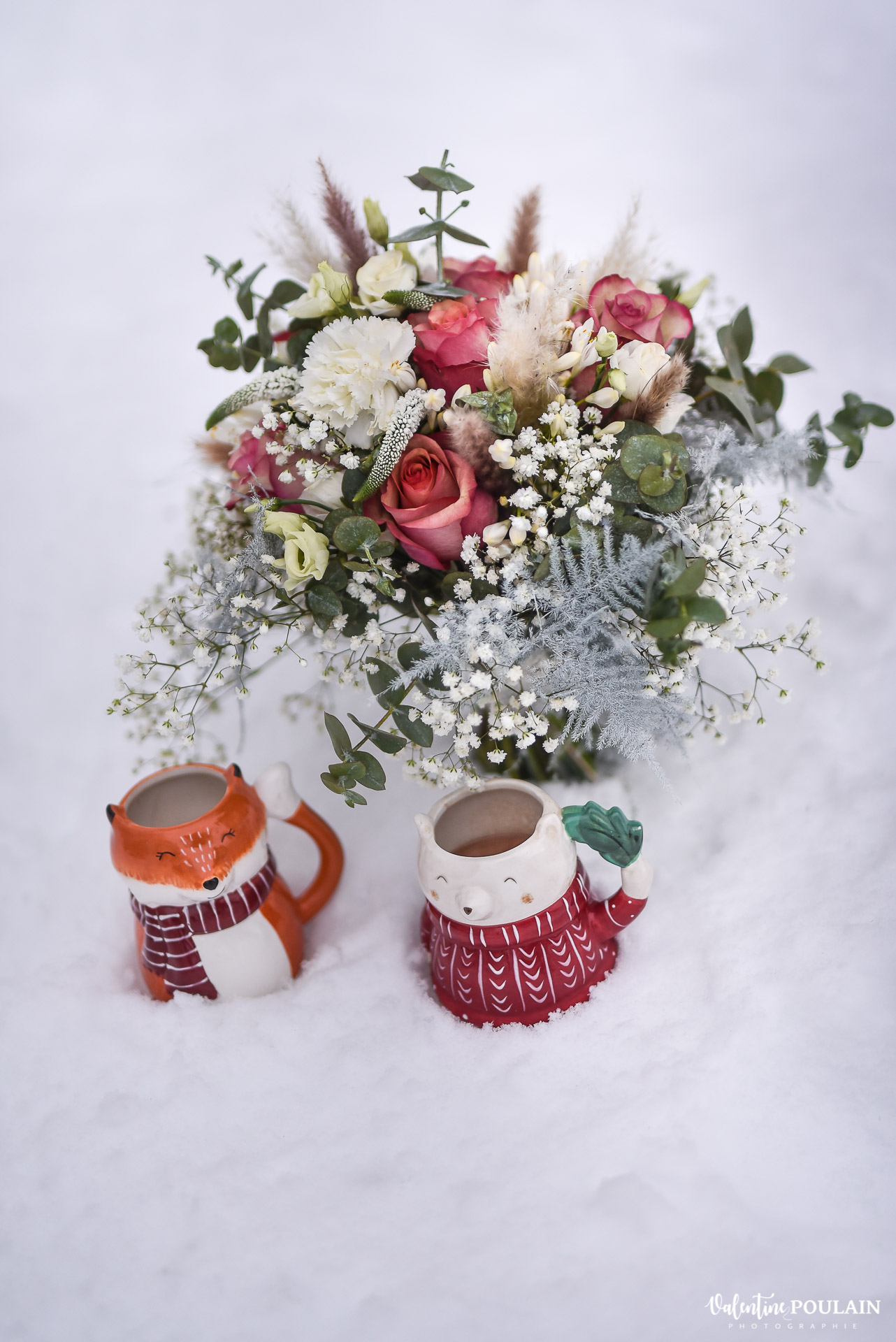 Photo mariage neige hiver - Valentine Poulain tasses bouquet
