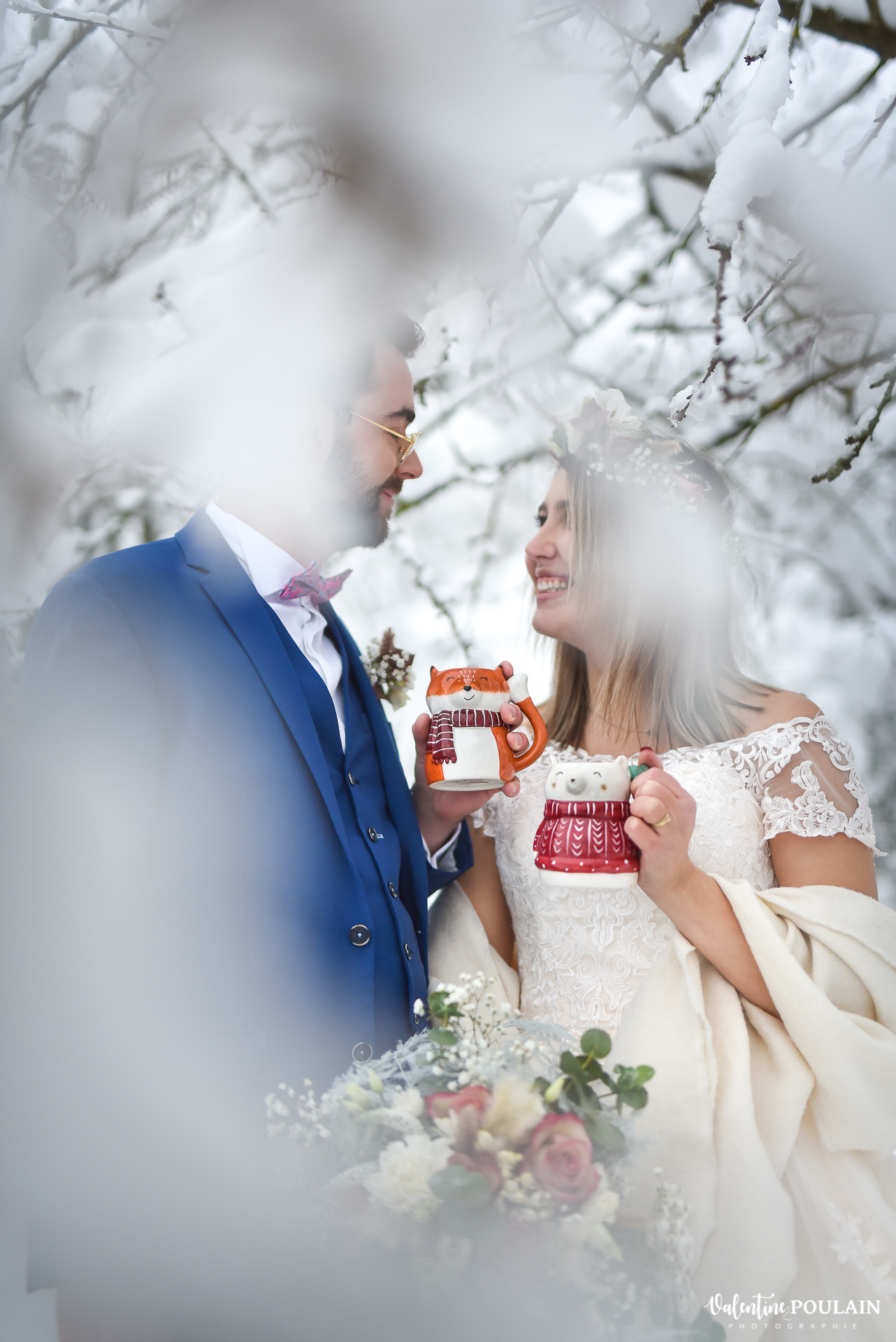 Photo mariage neige hiver - Valentine Poulain trinquent