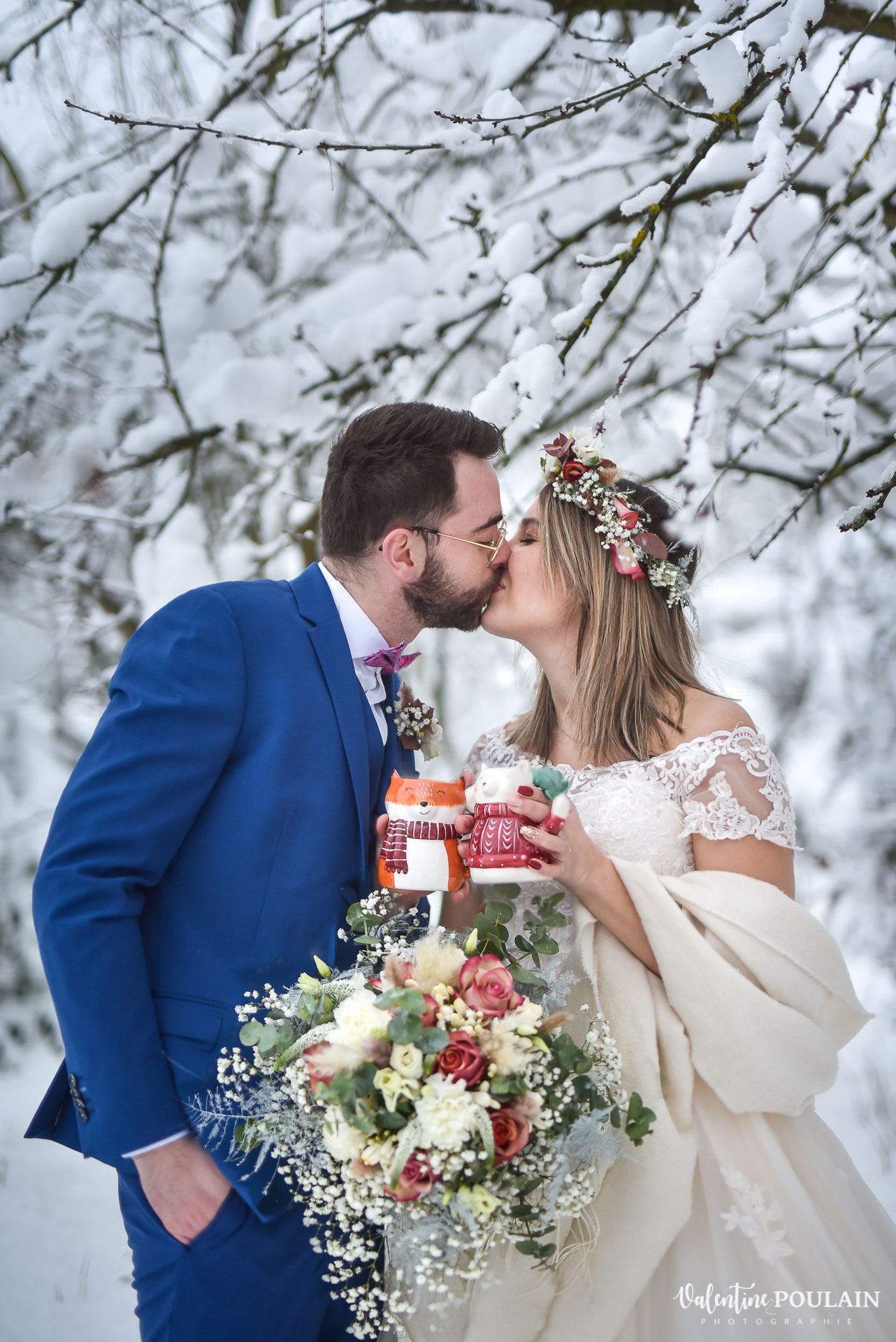Photo mariage neige hiver - Valentine Poulain bisou