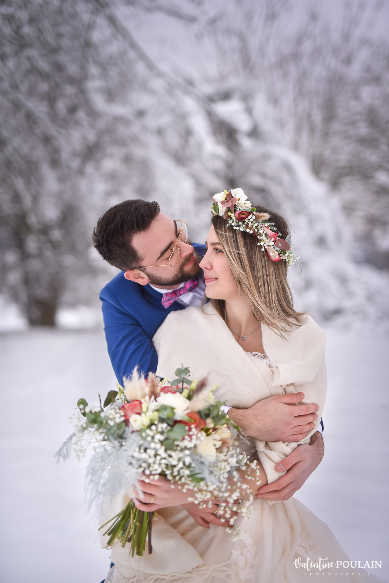 Photo mariage neige hiver - Valentine Poulain câlin
