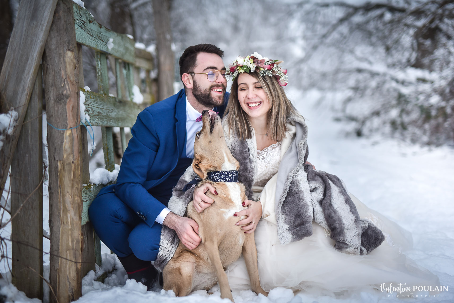 Photo mariage neige hiver - Valentine Poulain - chien