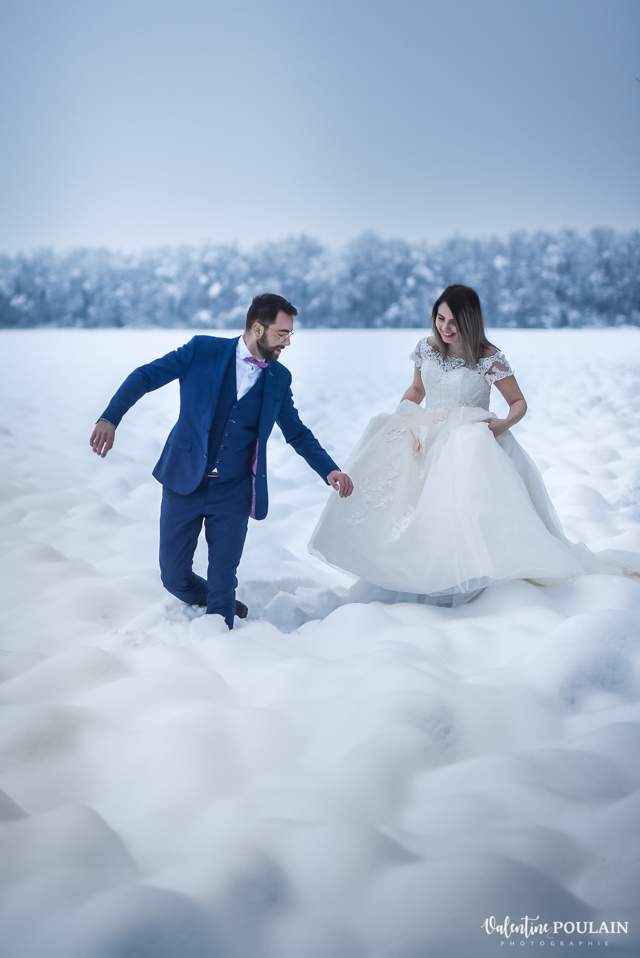 Se marier en hiver sous la neige - Valentine Poulain marchent