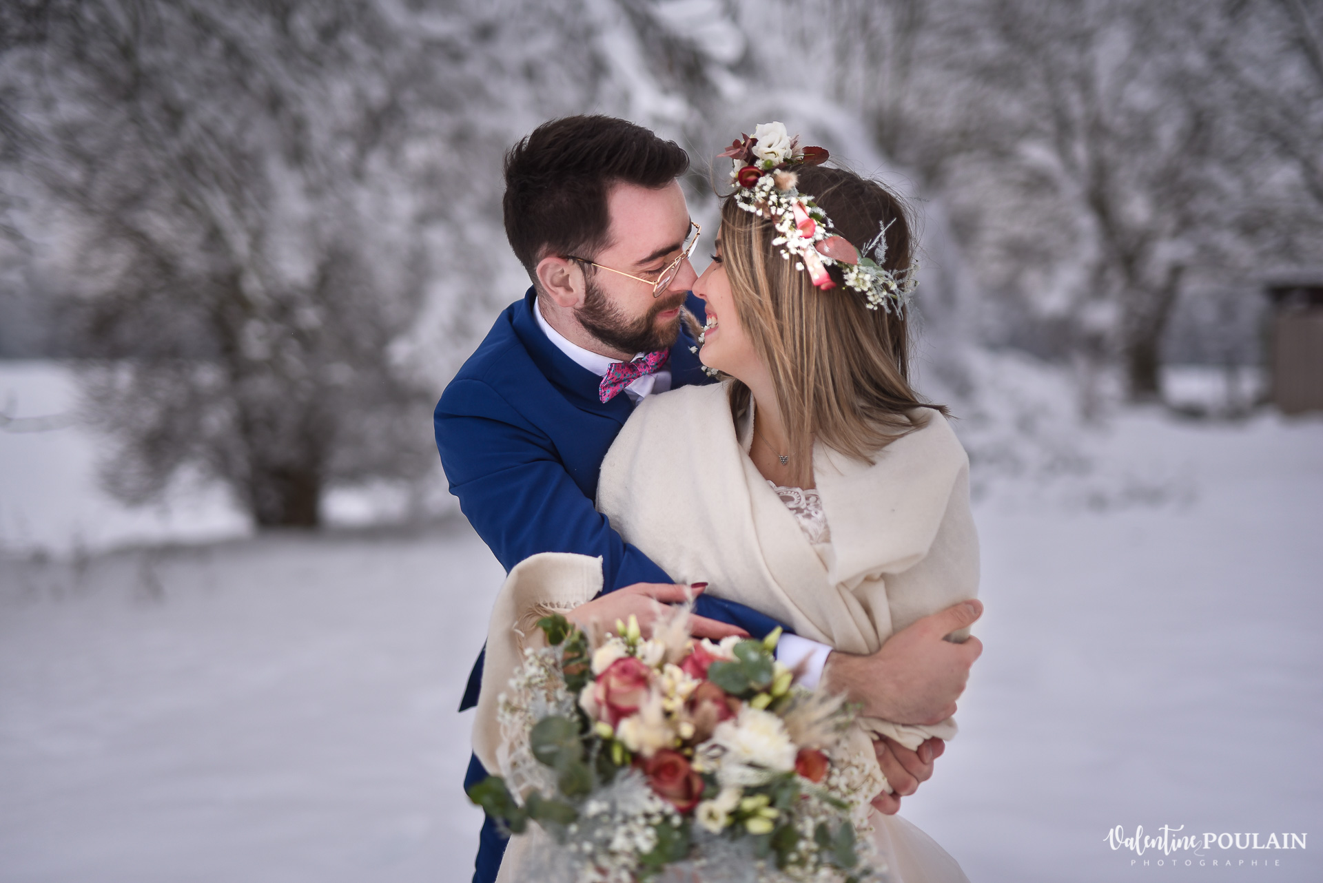 Photo mariage neige hiver - Valentine Poulain couple