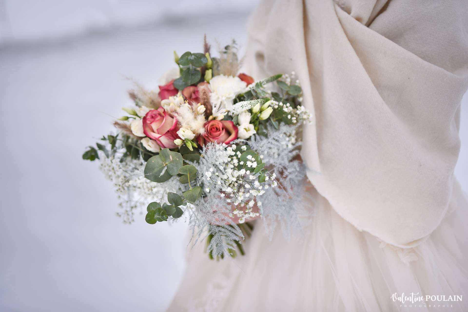 Photo mariage neige hiver - Valentine Poulain bouquet