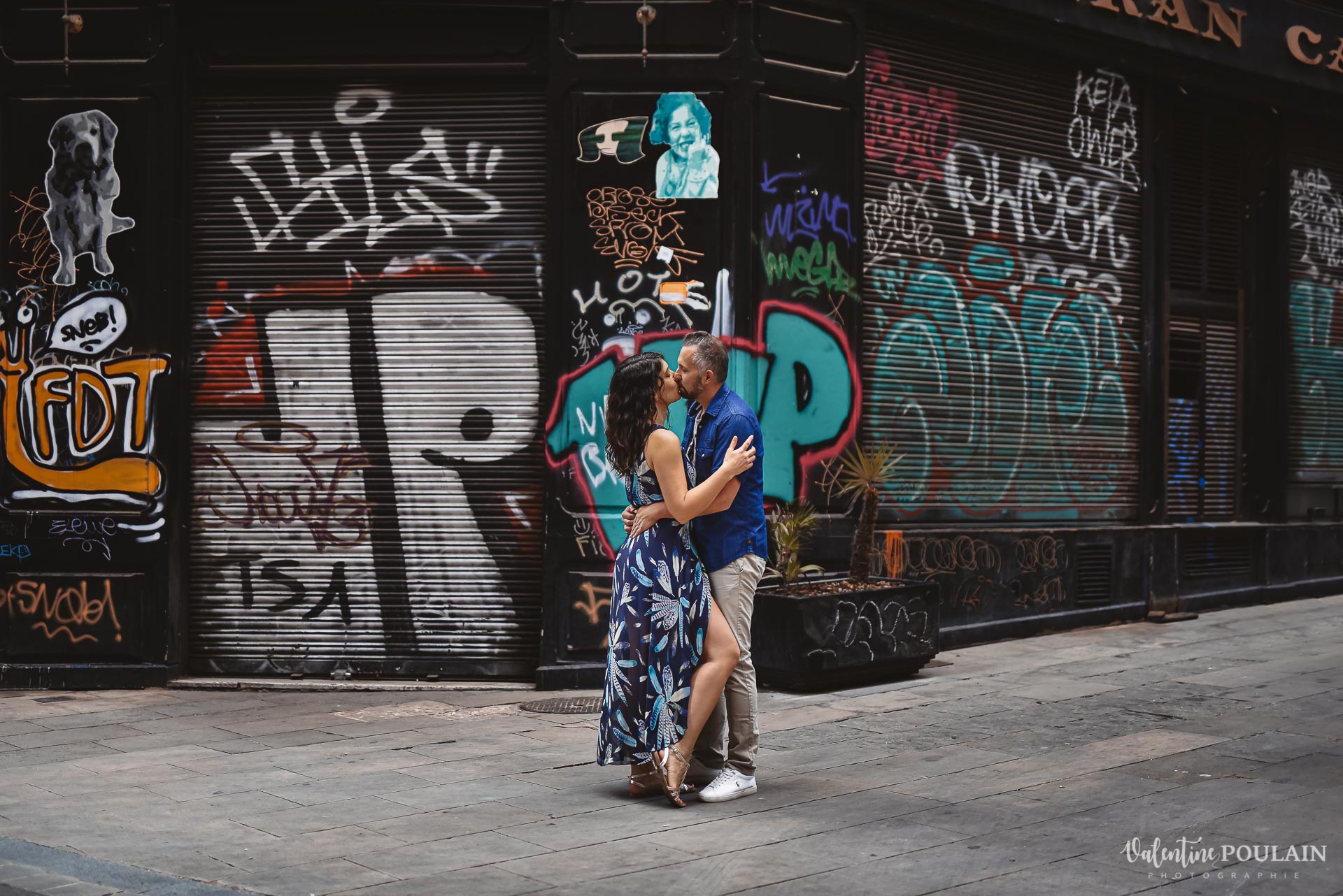 Séance photo couple Barcelone - Valentine Poulain fou graffitis