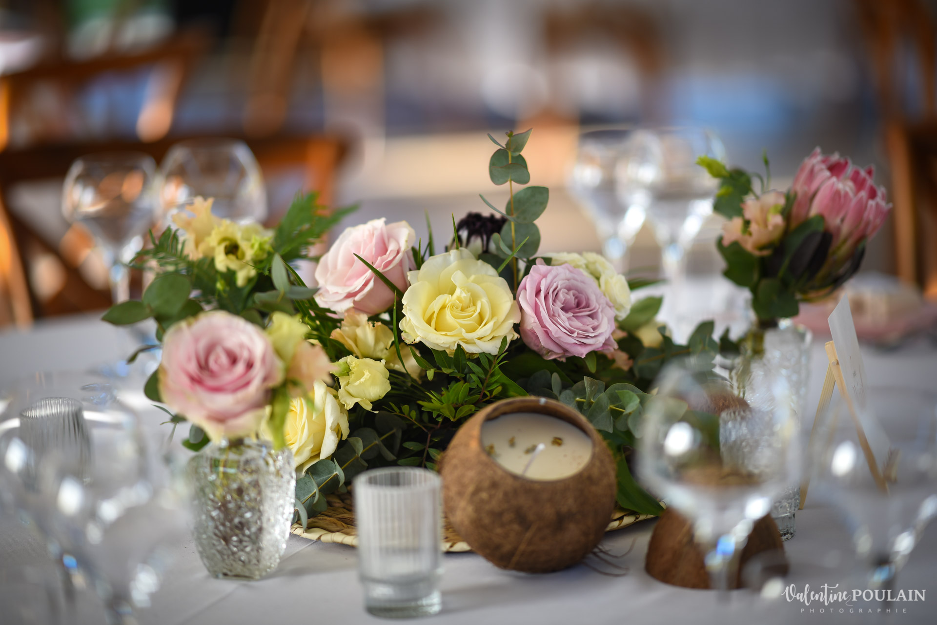 Mariage cérémonie laïque Moulin-de-la-Mangue-Valentine Poulain fleur table