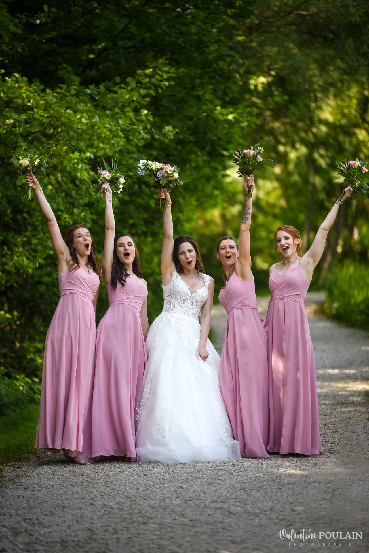 Mariage cérémonie laïque Moulin-de la Mangue - Valentine Poulain demoiselles d'honneur roses