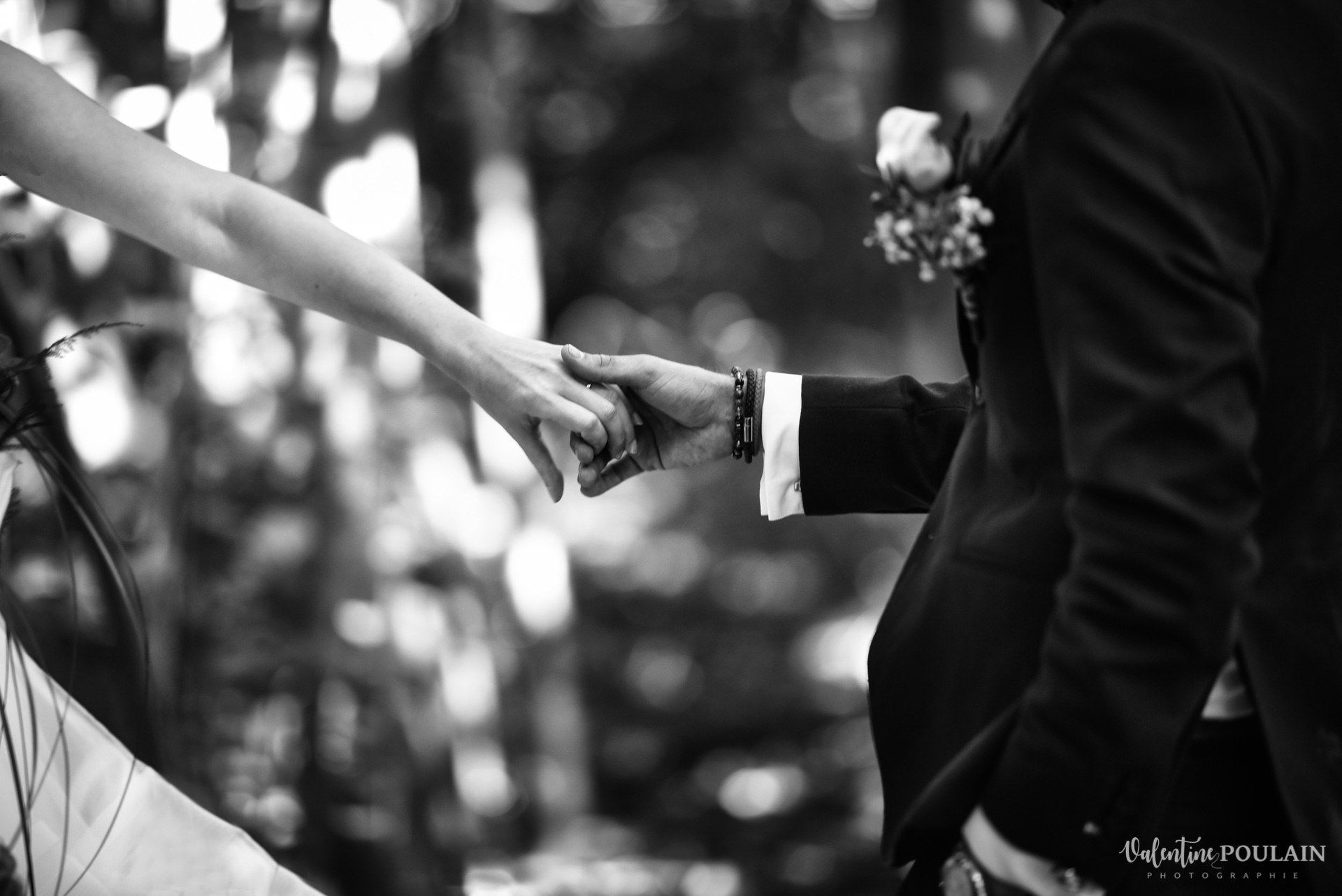 Se marier en exterieur - Château Thanvillé Valentine Poulain mains
